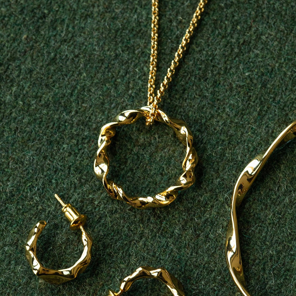 Ribbon Twist Open Circle Necklace - Gold - HAYGEN