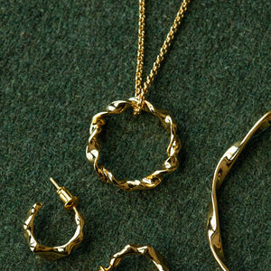 Ribbon Twist Open Circle Necklace - Gold - HAYGEN