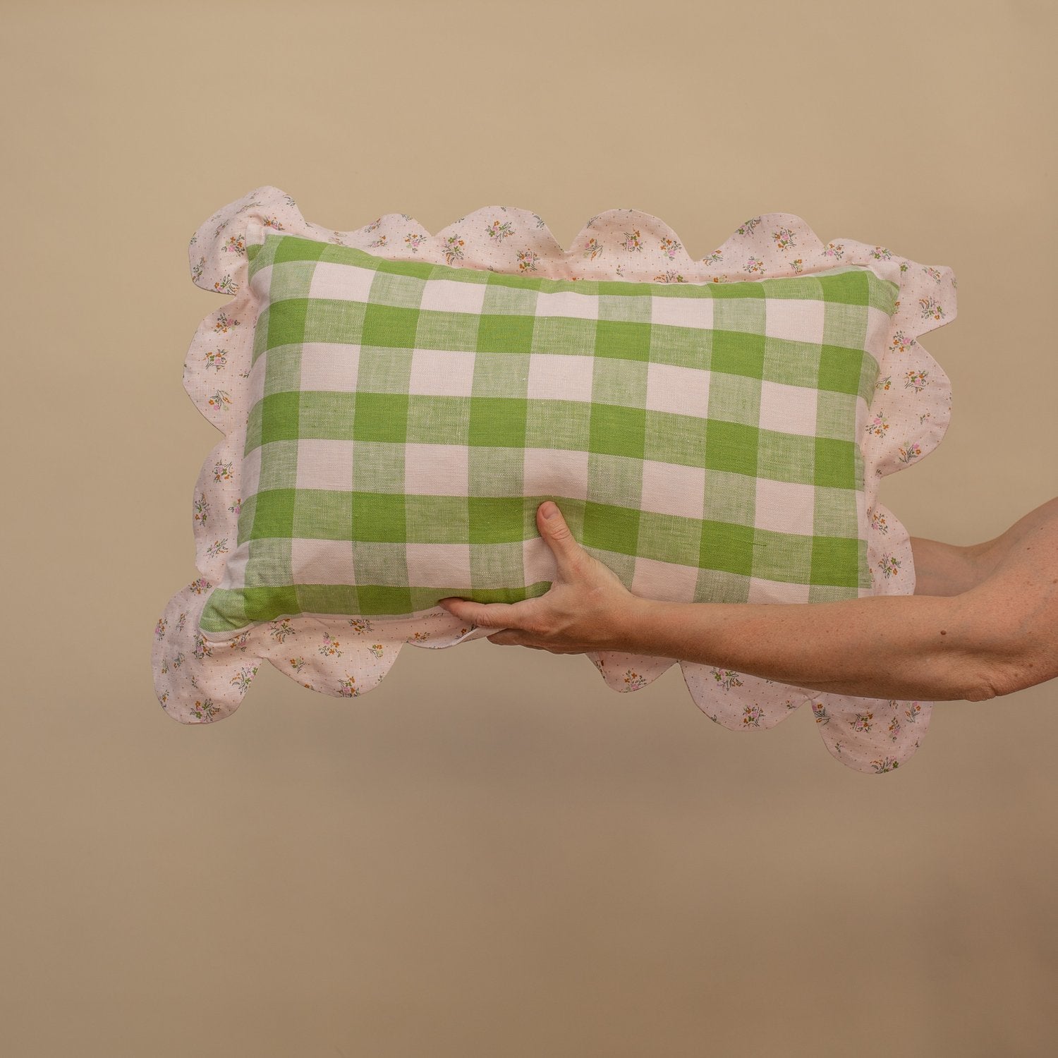 Projektityyny - Ruiskaunokki Gingham Scalloped Cushion - Peridot - HAYGEN