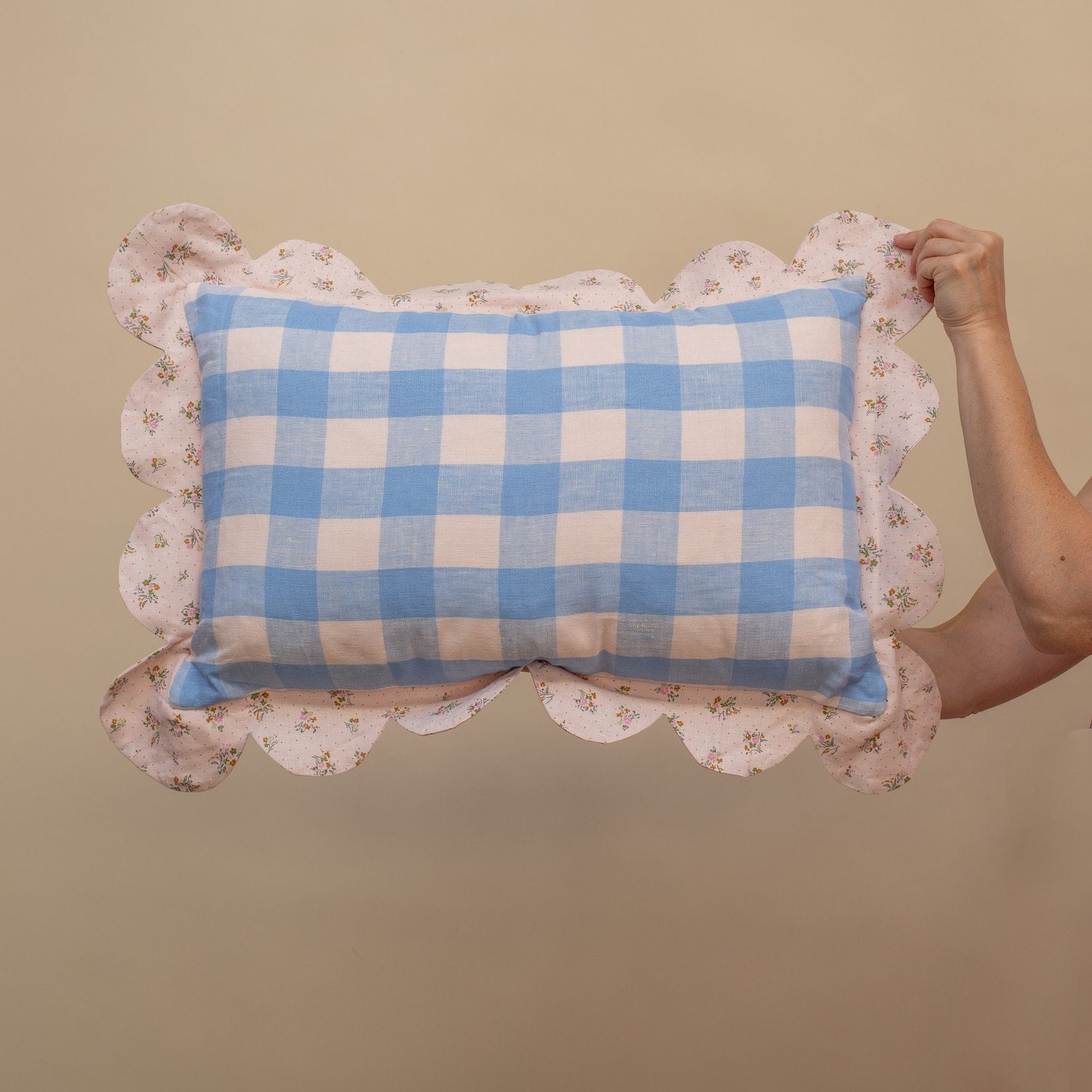 Projektityyny - Ruiskaunokki Gingham Scalloped Cushion - Cornflower - HAYGEN