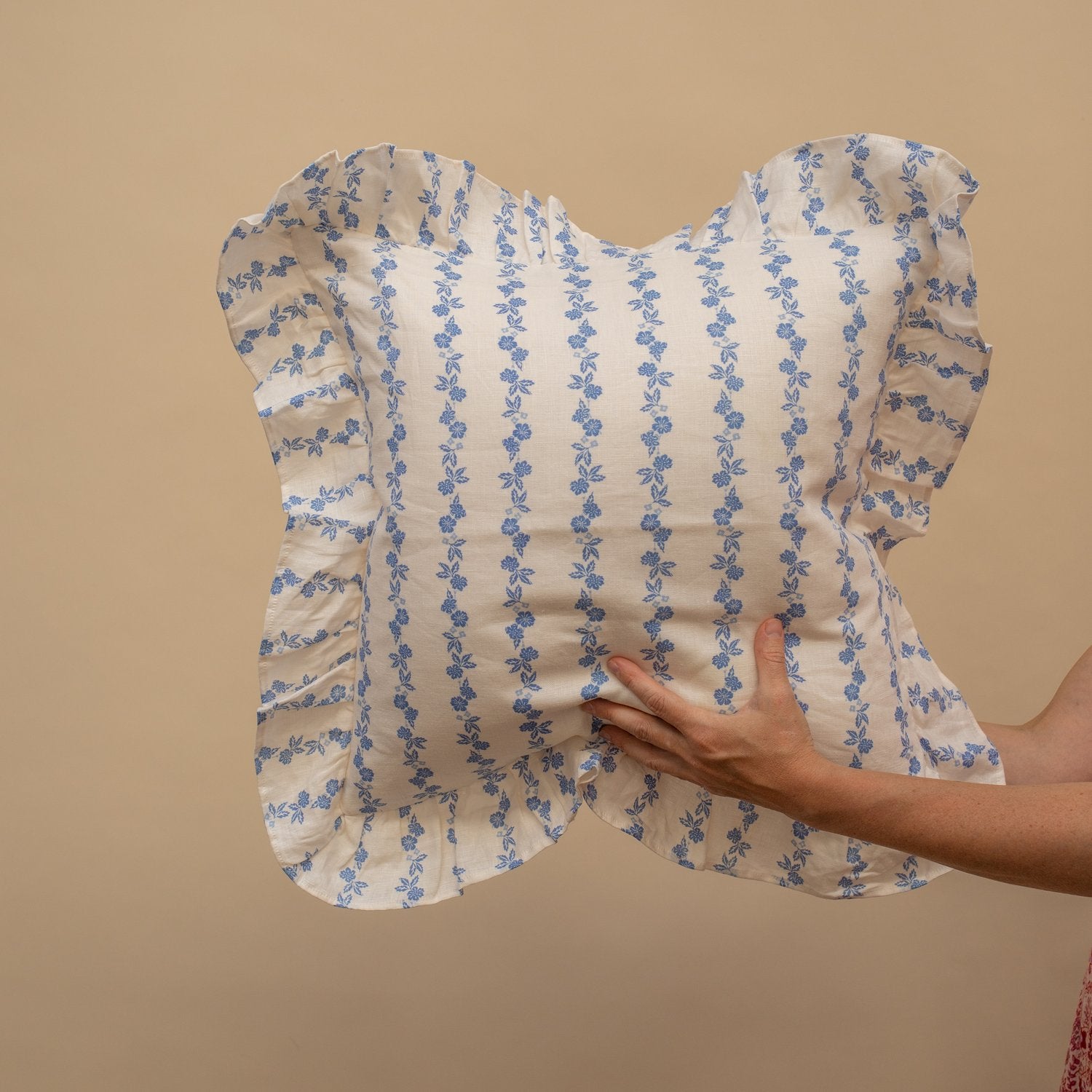 Projektityyny - Seppele Stripe Cushion - Cornflower - HAYGEN