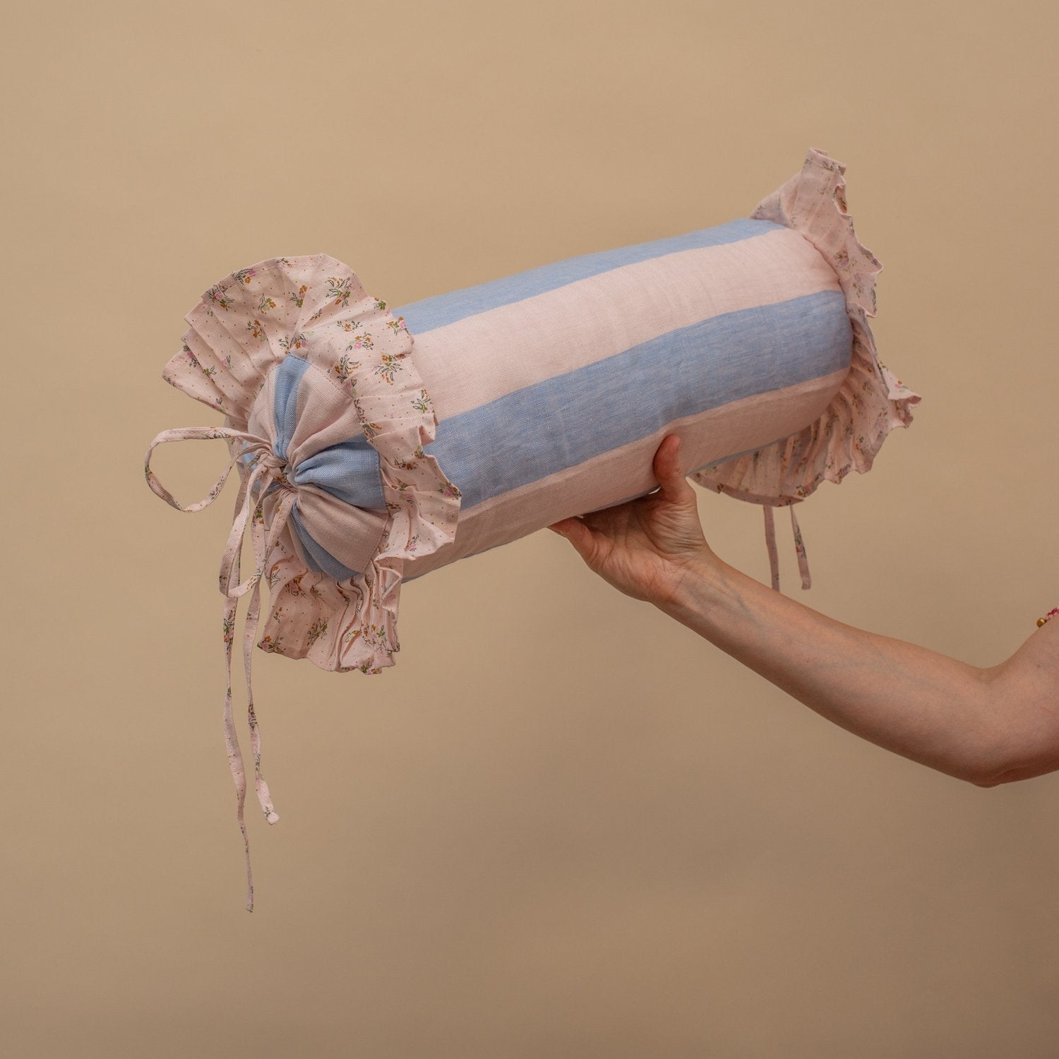 Projektityyny - Sirkus Stripe Bolster Cushion - Cornflower - HAYGEN