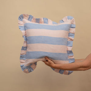 Projektityyny - Sirkus Stripe Frill Cushion - Cornflower - HAYGEN