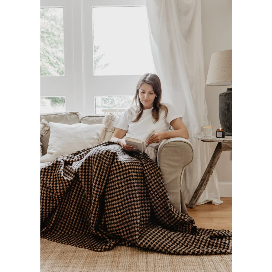 The Tartan Blanket Co - Lambswool Blanket - Camel Houndstooth - HAYGEN