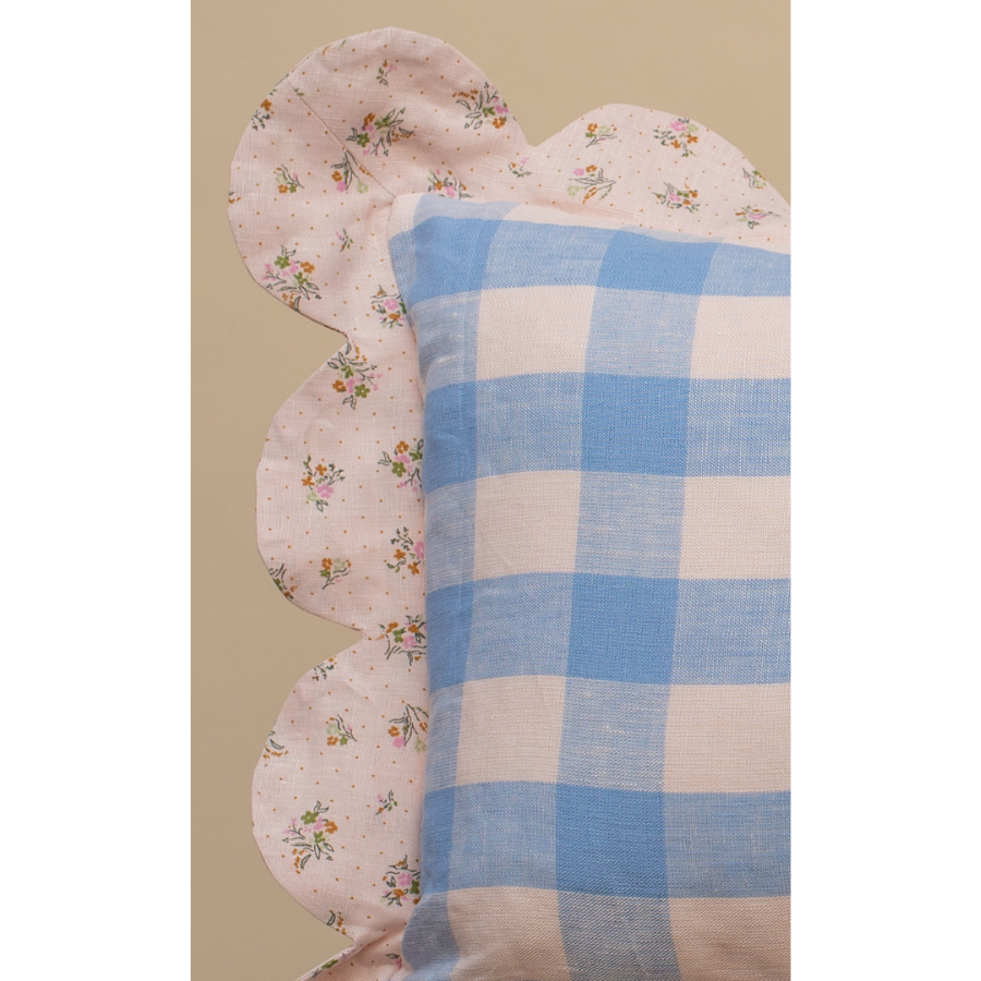 Projektityyny - Ruiskaunokki Gingham Scalloped Cushion - Cornflower - HAYGEN