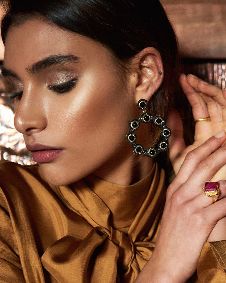 Soru - Onyx Hoop Earrings - Gold - HAYGEN